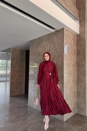 Bordo Broşlu İpek Saten Elbise