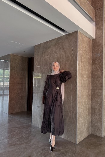 Kahve Broşlu İpek Saten Elbise