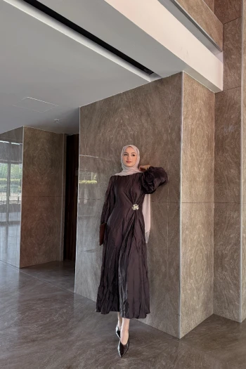 Kahve Broşlu İpek Saten Elbise