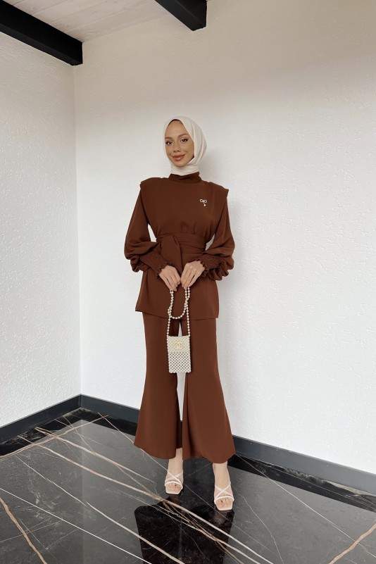 Kahve Broşlu Pantolon Takım