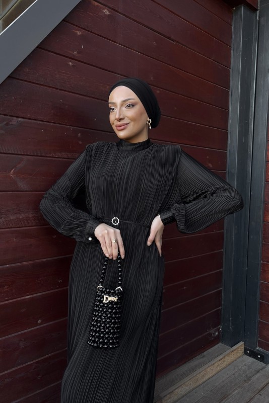 Siyah Kemeri Taş Detaylı Pilise Elbise