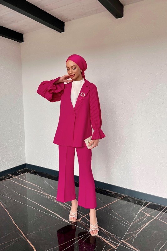 Fuşya Broşlu Ceketli Takım