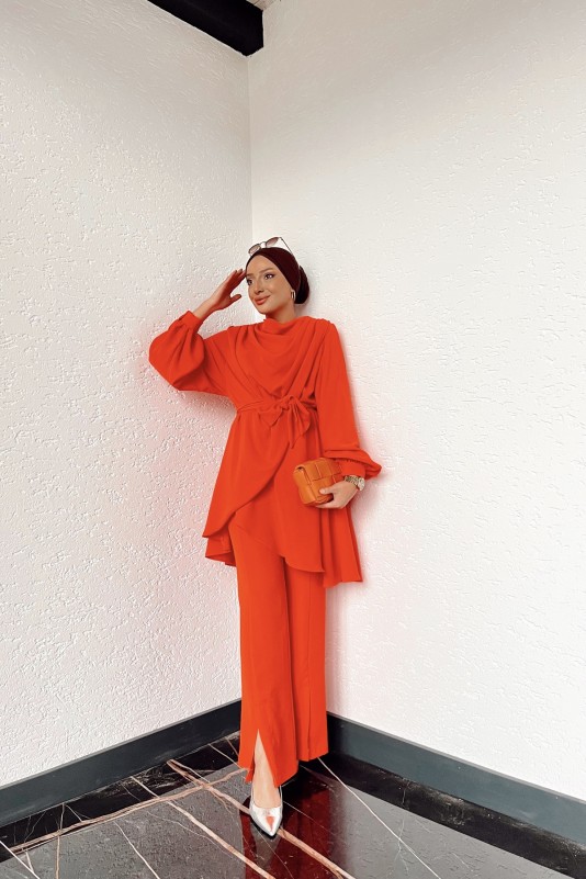 Oranj Degaje Yaka Asimetrik Pantolonlu Takım