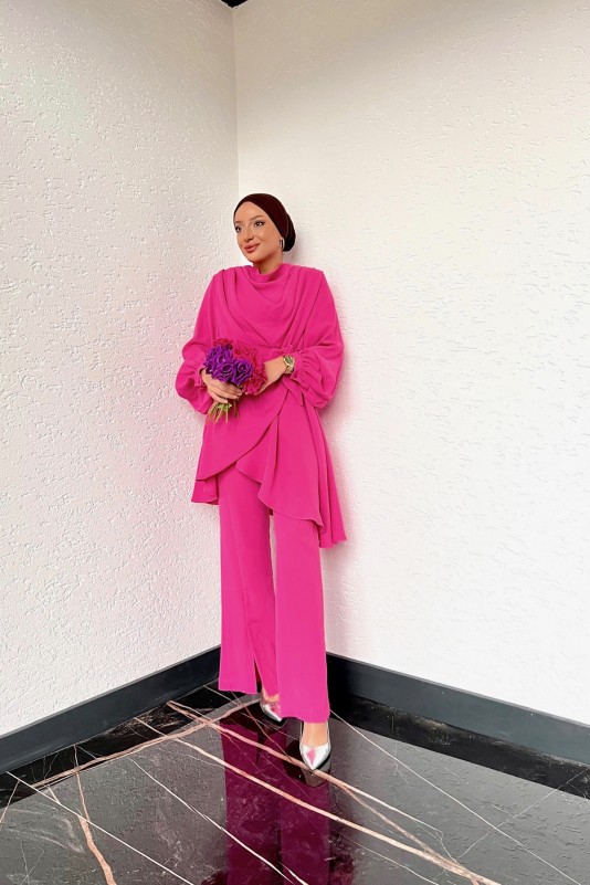 Pembe Degaje Yaka Asimetrik Pantolonlu Takım