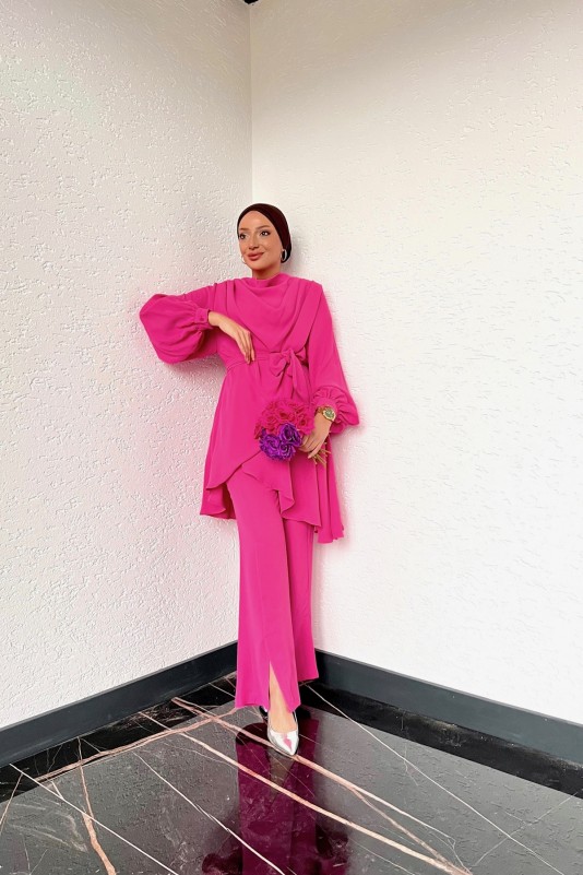 Pembe Degaje Yaka Asimetrik Pantolonlu Takım
