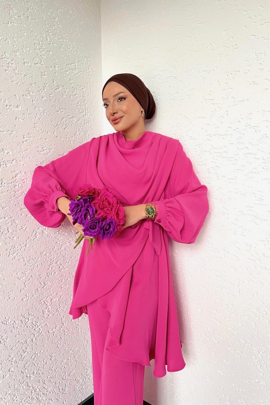 Pembe Degaje Yaka Asimetrik Pantolonlu Takım
