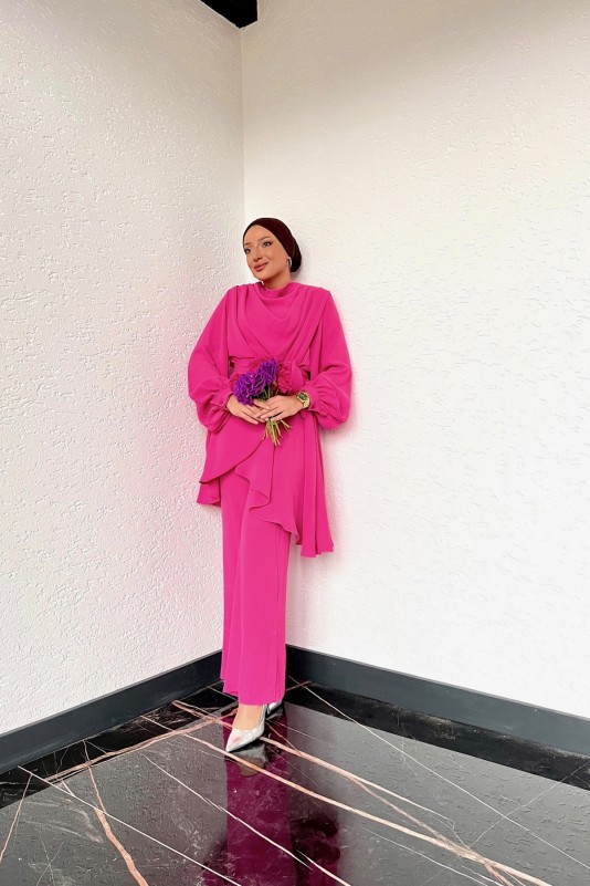 Pembe Degaje Yaka Asimetrik Pantolonlu Takım