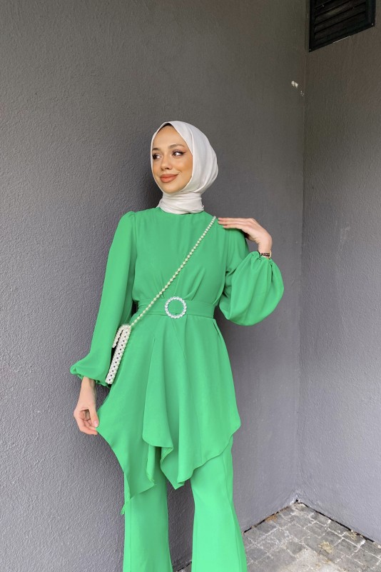 Yeşil Pantolonlu Yırtmaçlı Asimetrik Takım
