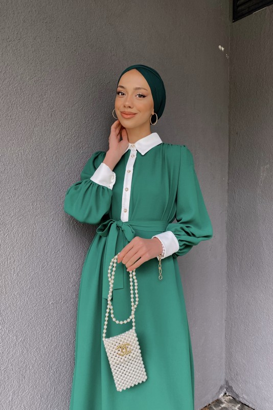 Zümrüt Garnili Elbise