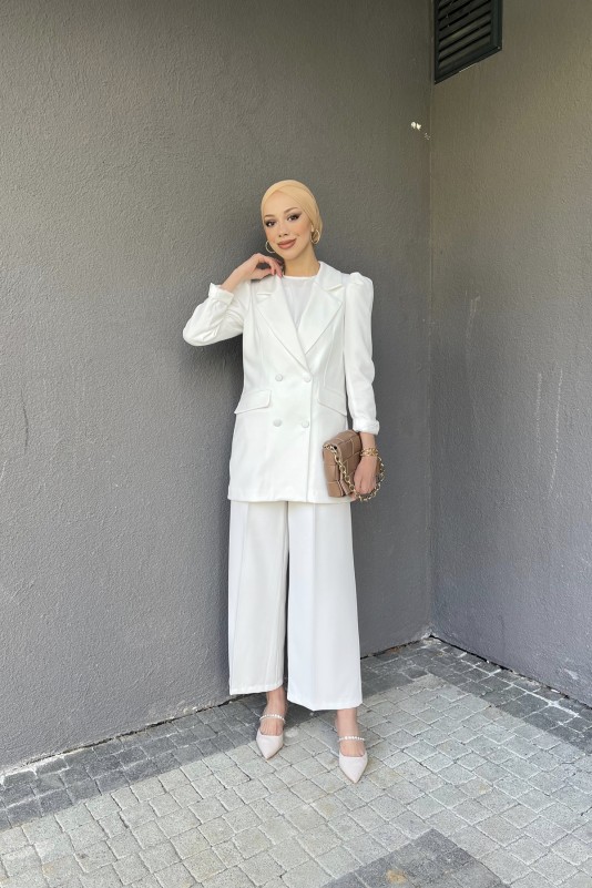 Beyaz Cep Detaylı Blazer Ceketli Takım