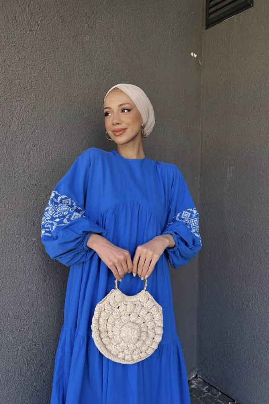 Mavi Nakışlı Elbise