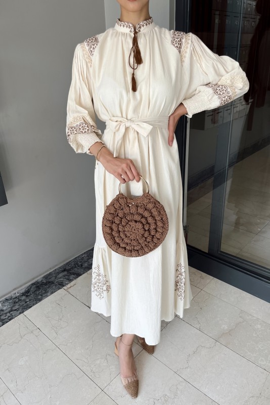 Taş Kolu Nakışlı Keten Elbise