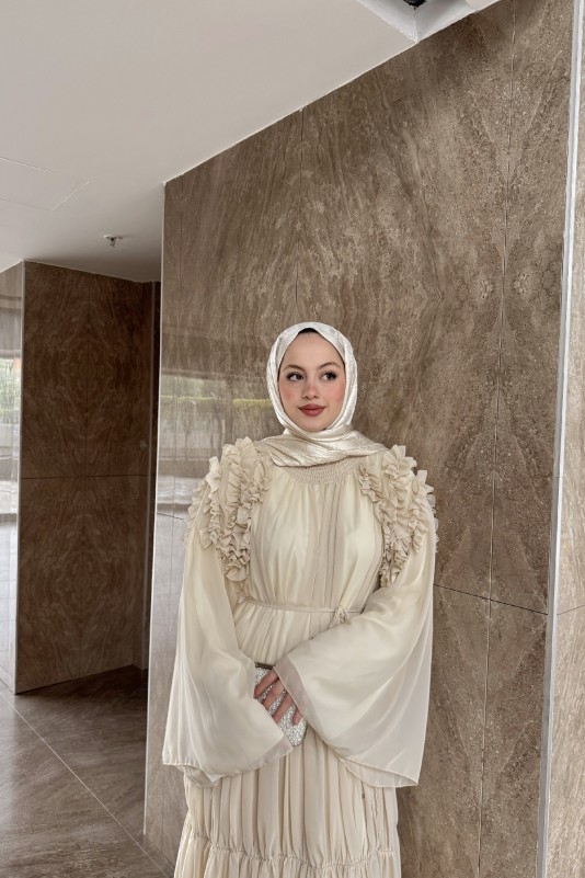 Krem Biance Omuz Fırfırlı Şifon Elbise