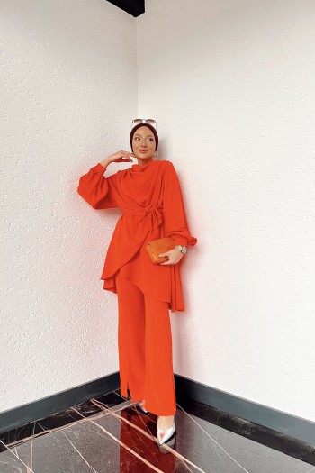 Oranj Degaje Yaka Asimetrik Pantolonlu Takım