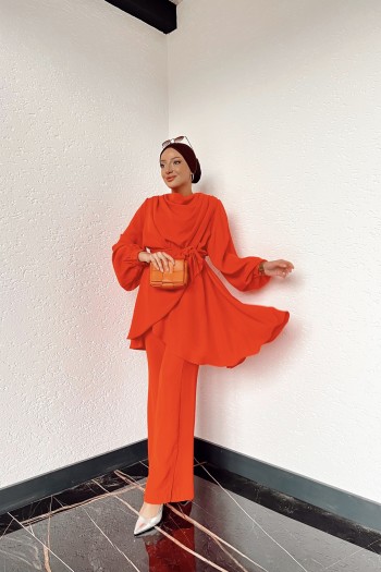 Oranj Degaje Yaka Asimetrik Pantolonlu Takım