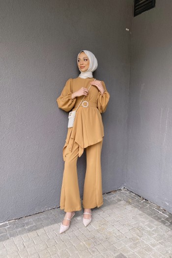 Camel Pantolonlu Yırtmaçlı Asimetrik Takım