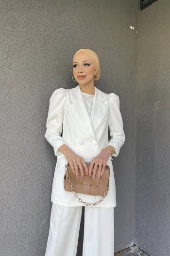 Beyaz Cep Detaylı Blazer Ceketli Takım