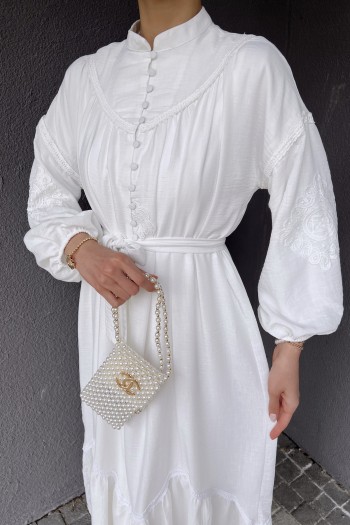 Beyaz Dantelli Kolu Sıkmalı Elbise