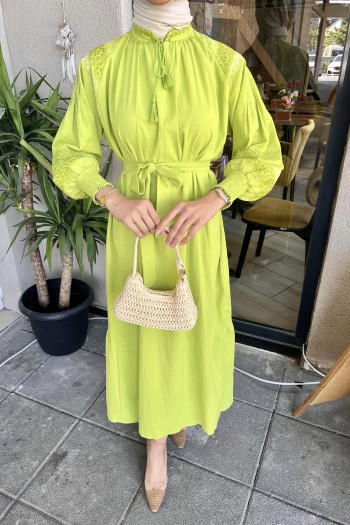 Yeşil Kolu Nakışlı Keten Elbise